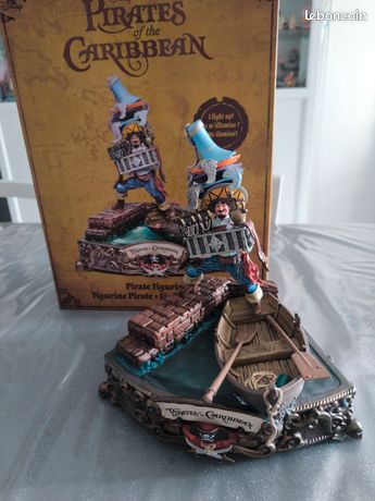 Lot De 12 Figurines Sur Présentoir Monde Des Pirates Résine Neuves