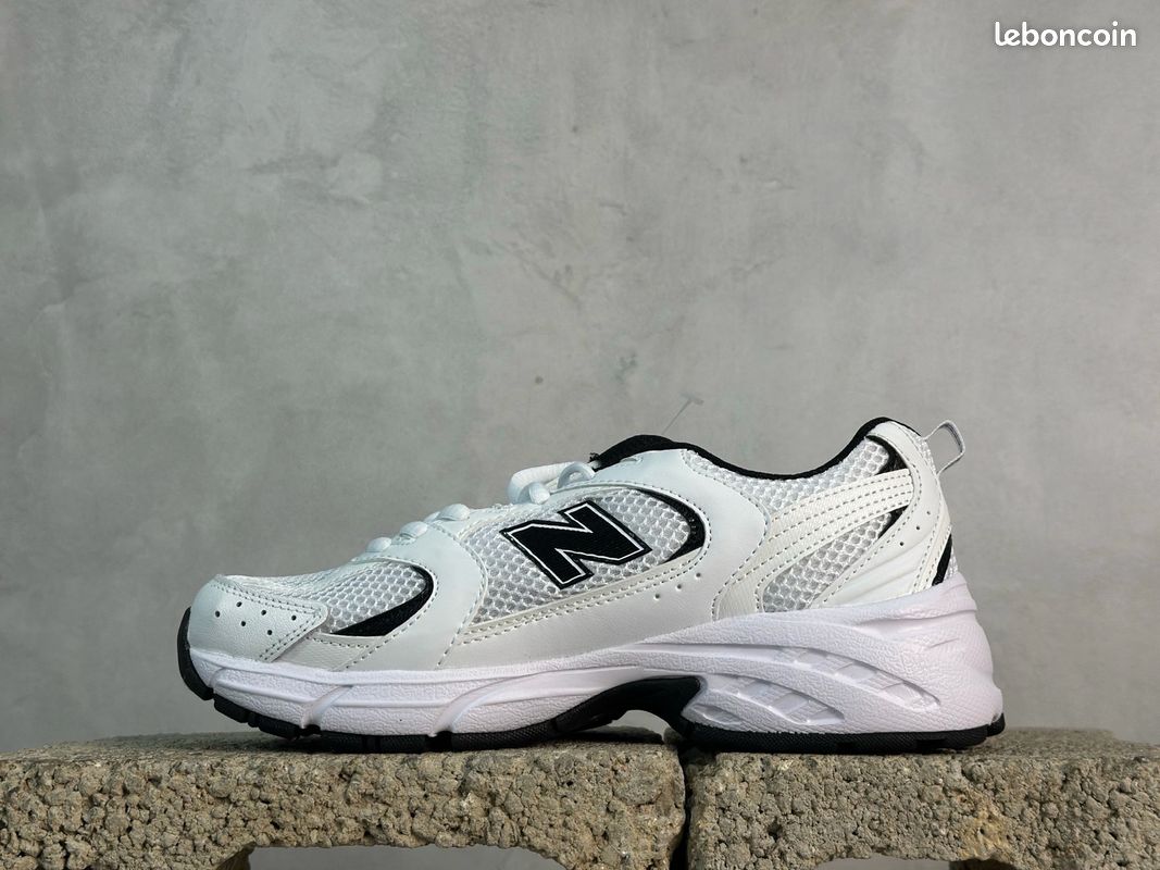 Chaussure NEW balance Femme Noir et blanc 5\30 chaussure (image 2)