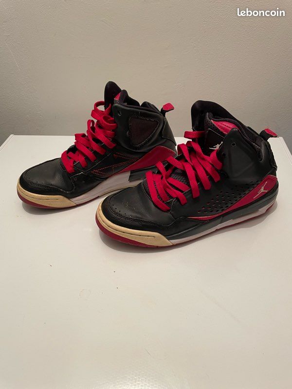 Jordan noir et rouge Chaussures