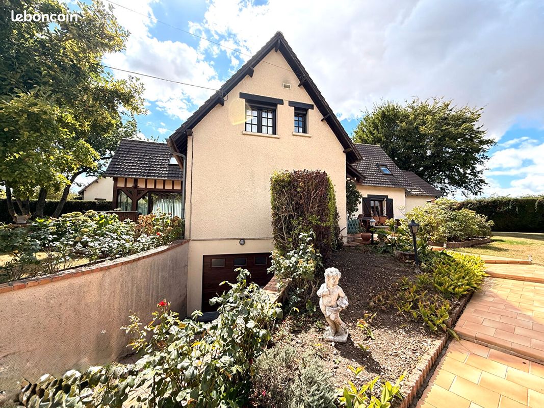 Maison 5 pièces 163 m² · à Sainte-Colombe-la-Commanderie · 163 m² · 305 000 €