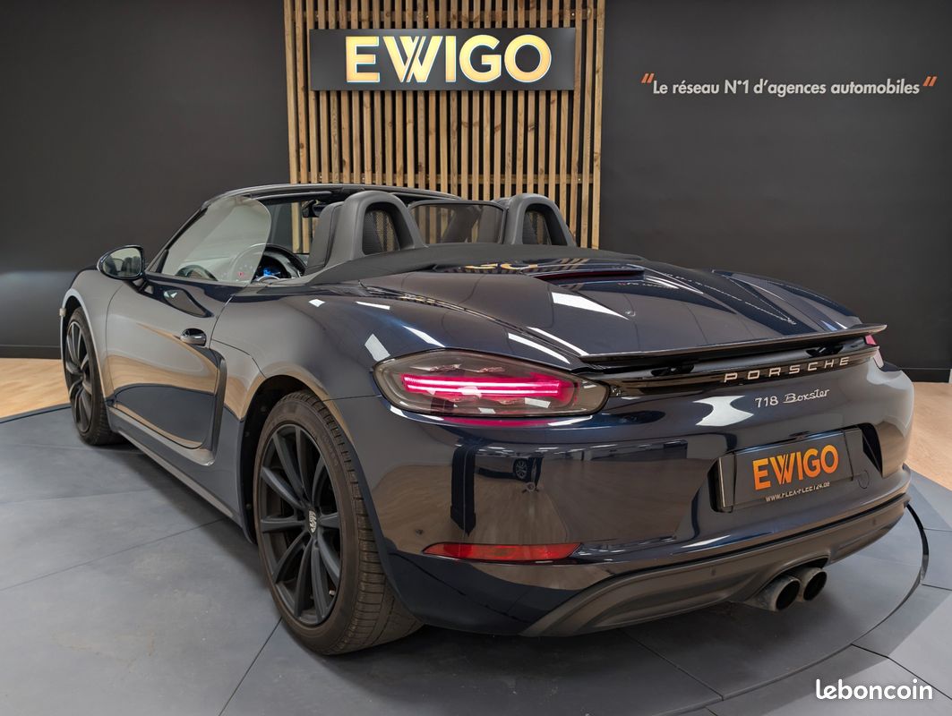 PORSCHE 718 BOXSTER 2.0 300 PDK - CAMERA DE RECUL + RADAR AVANT + SIEGES ET VOLANT CHAUFFANT + CLIM BI-ZONe (image 2)