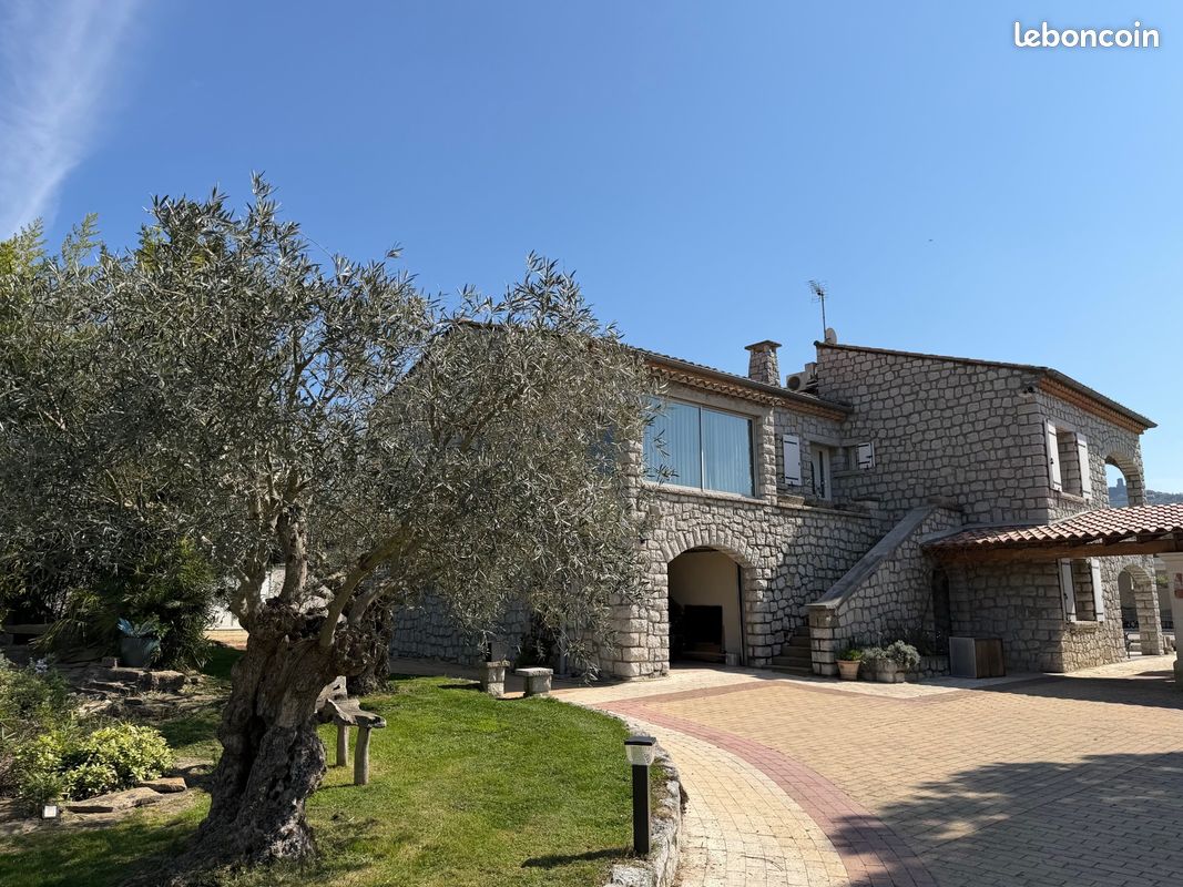 Maison 7 pièces 244 m² · à Lussas · 244 m² · 560 000 €
