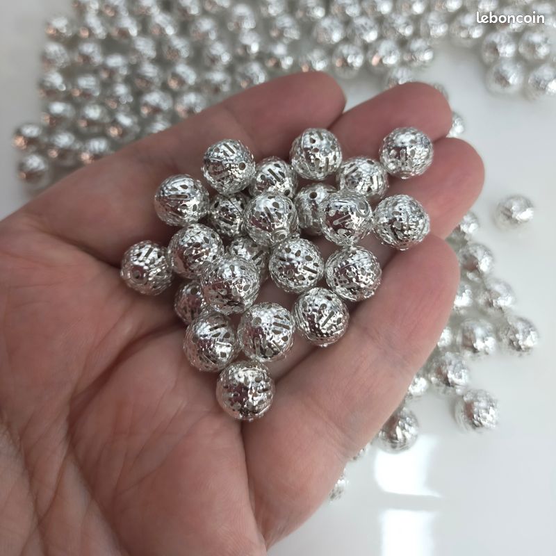 50 capuchons de fleurs en filigrane plaqué argent brillant (n° 1781) - France