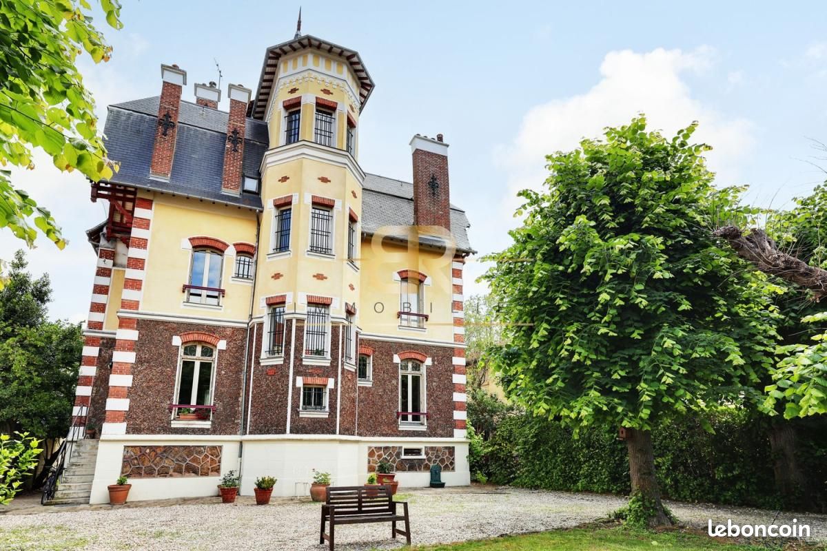 Maison 9 pièces 350 m² · à Saint-Maur-des-Fossés · 350 m² · 2 300 000 €
