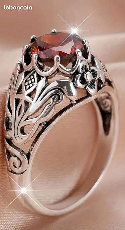 Magnifique bague en argent sértie d'un cristal rouge en zircon. Poinçon 925. Taille 60. Prix négociable - Montres & Bijoux