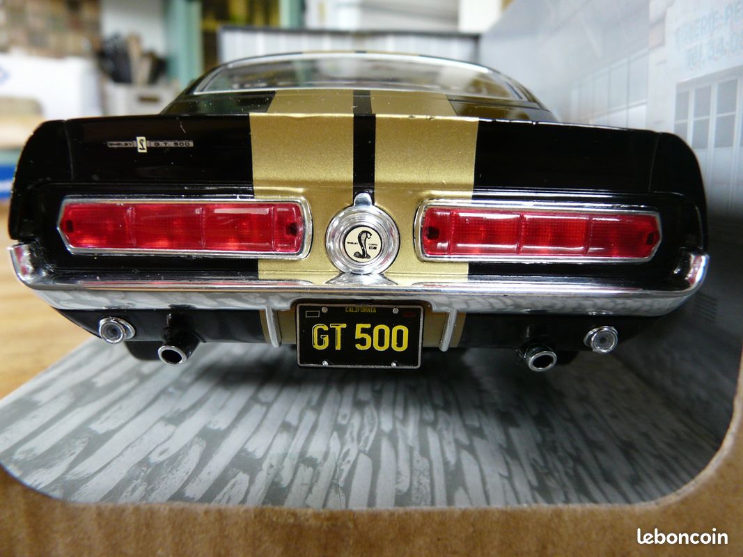 Voiture Ford Mustang GT500 noire et dorée 1967 neuve en boîte (image 3)