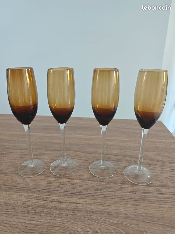 Lot de 4 flûtes à champagne vintage ambrées (image 1)