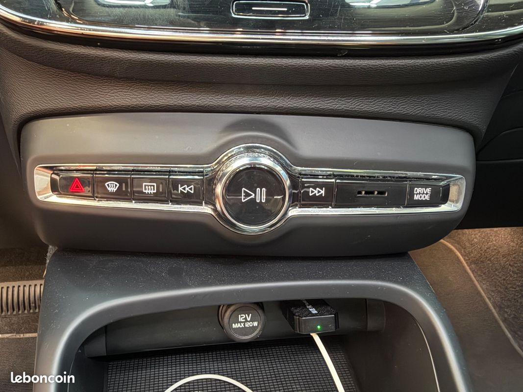 Volvo XC40 T5 261Ch Plug in Hybrid Inscription Business - 2EME MAIN / HISTORIQUE COMPLET / TOIT OUVRANT PANORAMIQUE / CARPLAY / CAMERA DE RECUL / COFFRE ELECTRIQUE (image 21)