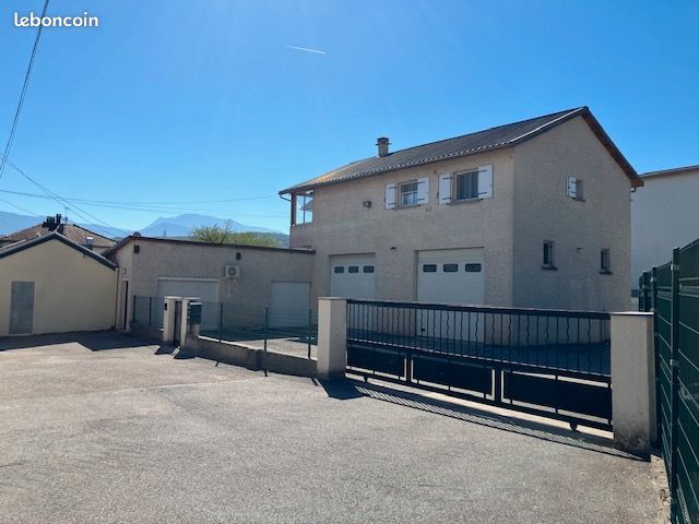 Local commercial 5 pièces 215 m² · à Échirolles · 215 m² · 1 900 €/mois