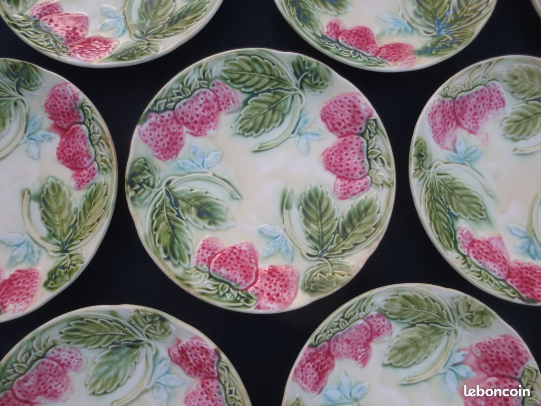 Assiette vintage motifs fraises barbotine