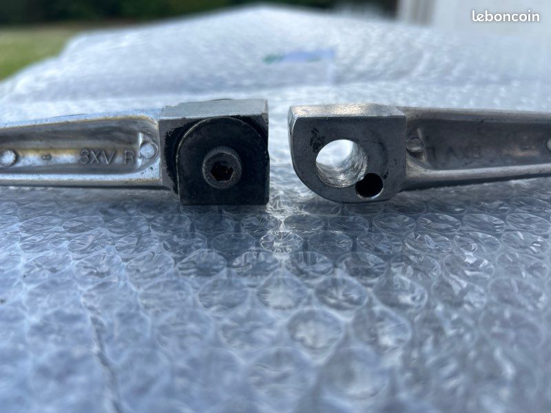 2 Repose pied arrière Yamaha avec vis et support (image 3)