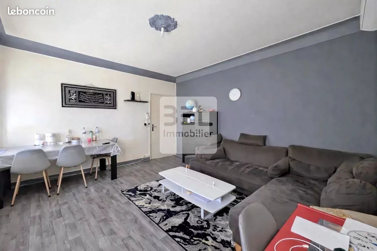 Local commercial 7 pièces 198 m² · à Laudun-l'Ardoise · 198 m² · 205 000 €