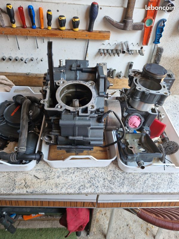 A vendre moteur 390duke presque complet, manque quelque vis, avec démarreur, cylindre, piston impeccable (image 1)
