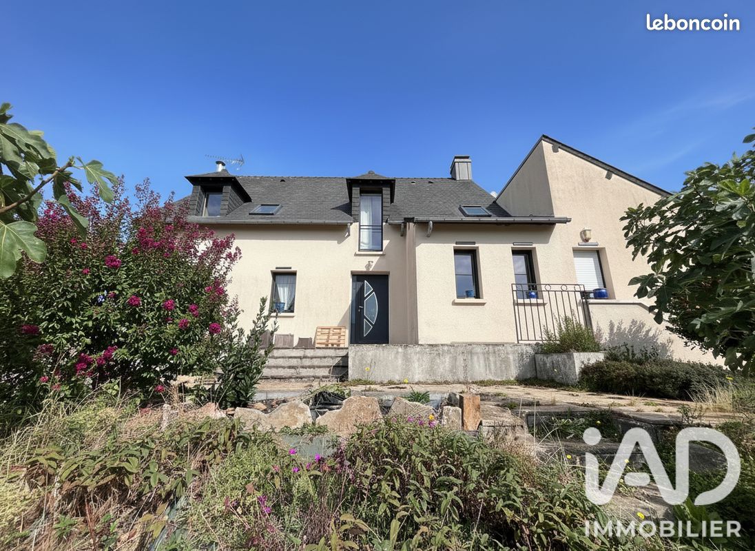 Maison 9 pièces 232 m² · à Fougerolles-du-Plessis · 232 m² · 240 000 €