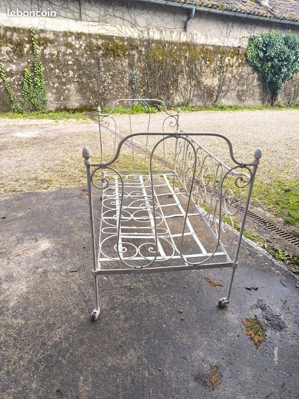 Lit bébé ancien en fer forgé – convertible en banquette – Vintage authentique ancien
🍼 Lit bébé ancien en fer forgé – convertible en banquette – Vintage authentique (image 4)