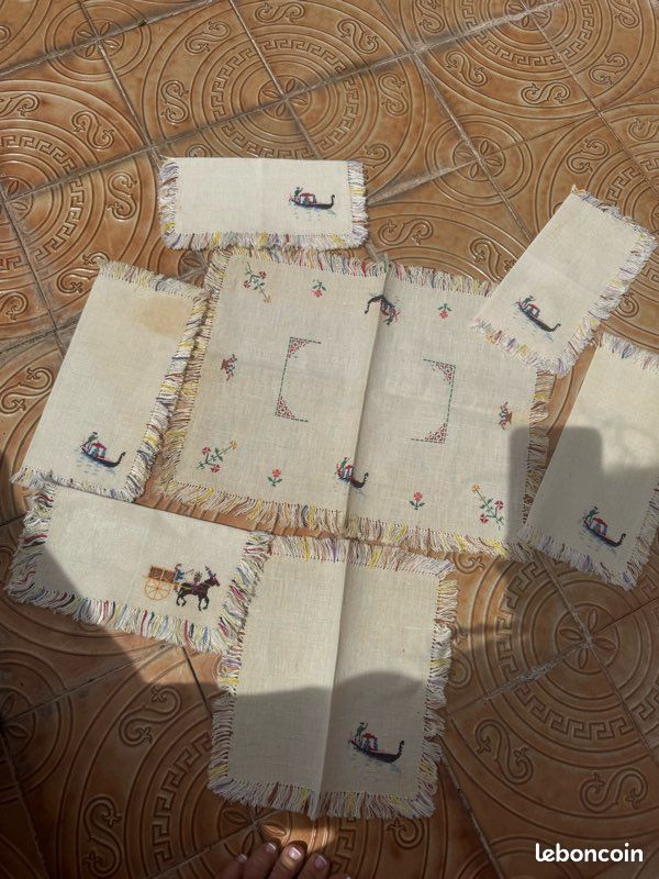 Set plateau ou table brodé main + serviettes – décor gondole et fleurs, franges multicolores (image 1)
