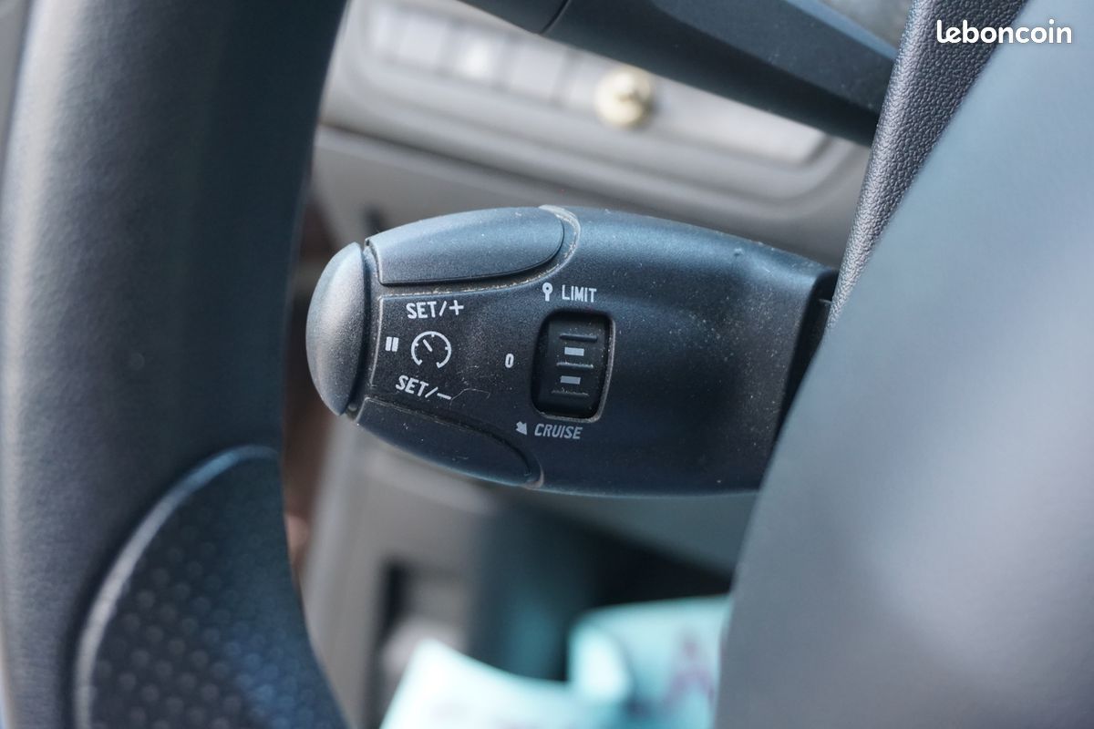 Peugeot 2008 1.2 VTI ACCESS (image 16)