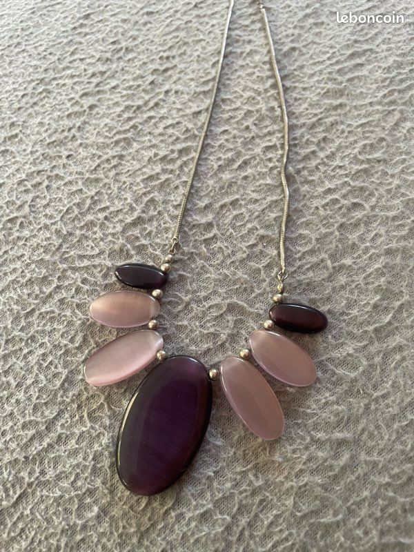 Collier argenté avec des belles pierres (image 2)