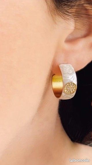 Neuve : Créoles large en acier doré , zirconias et émail type blanc nacré (image 8)