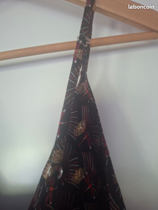 Robe longue imprimée noire rouge et dorée (image 8)