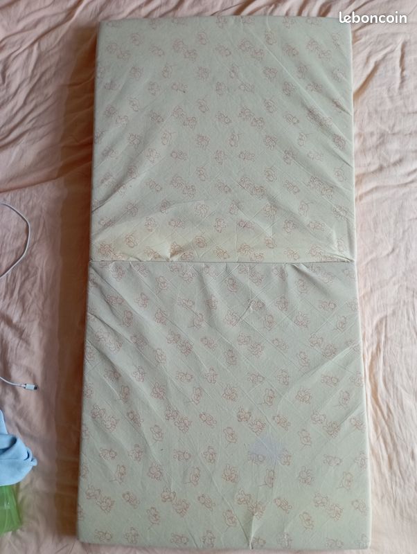 Sur matelas pliant bébé voyage (image 1)