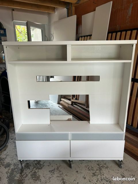 Meuble TV à roulettes IKEA 120 cm (Gamme Besta) — Parfait état (image 1)