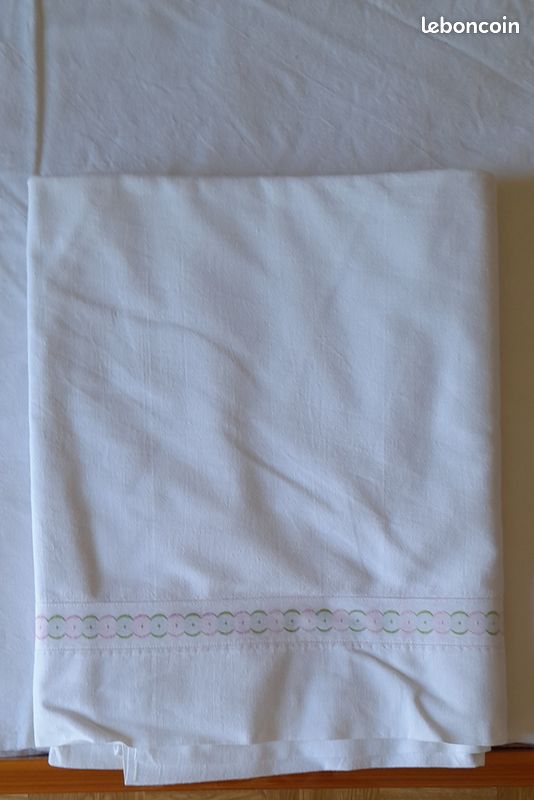 Drap blanc lisiere vert et rose (image 2)