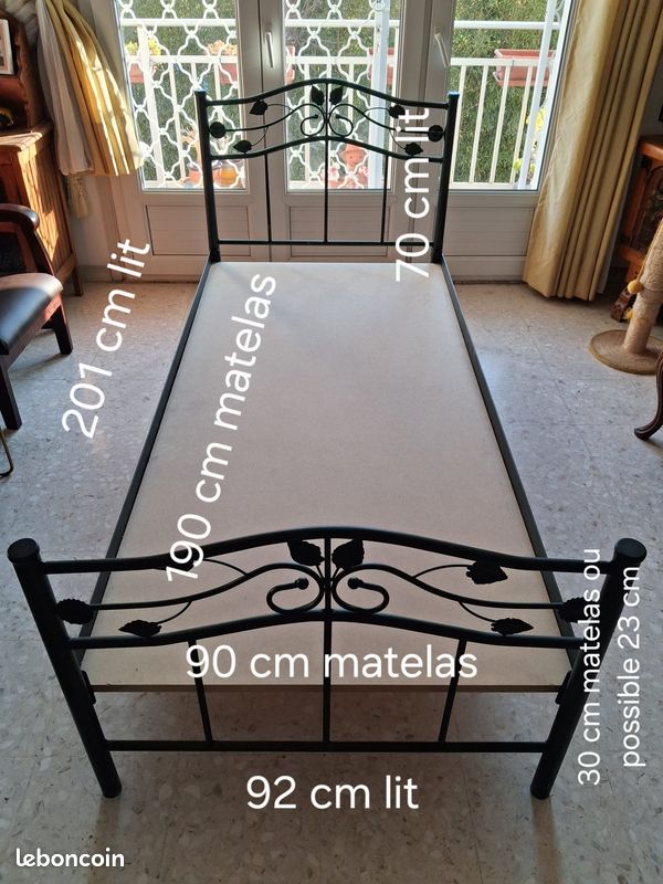 Un lit en métal vert foncé métallisé (image 1)