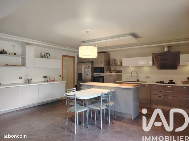 Propriété 5 pièces 145 m²
