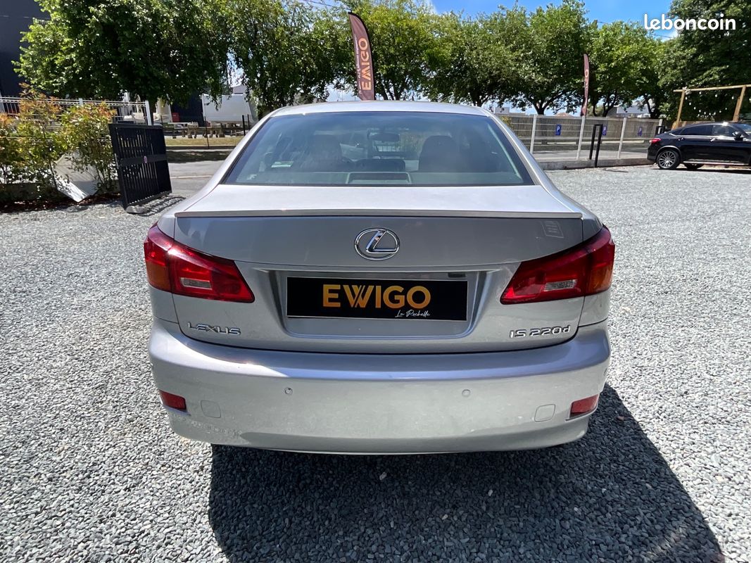 Lexus is 2.2 220d 175ch finition executive / regulateur / suivi (image 15)