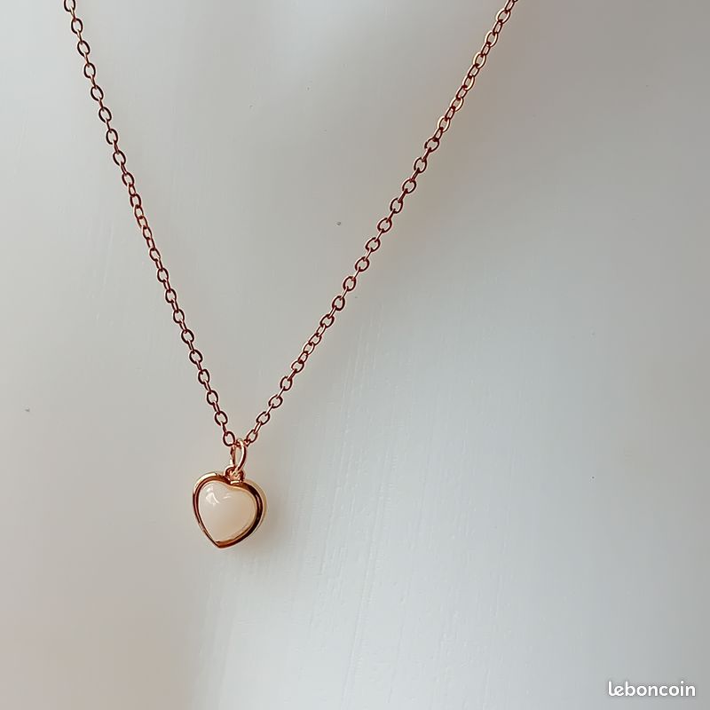 Collier Pendentif Cœur Rétro – Résine Beige, Or, Relief – Occasion, Sans Marque