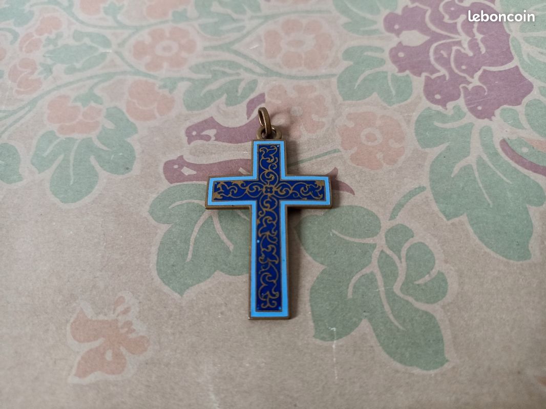 Ancien Pendentif Crucifix En Bronze Et émail Doré - Dimensions 5,5 X 4 Cm - Occasion Bon état