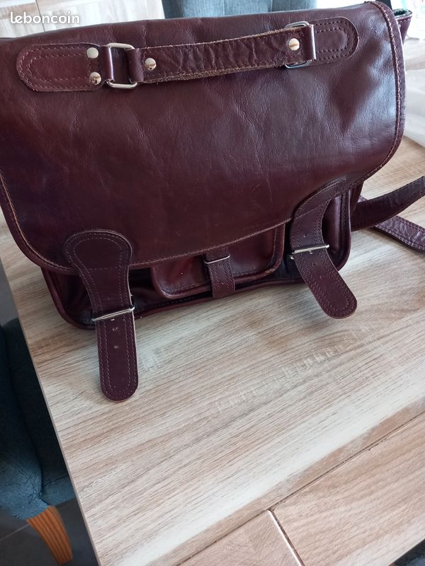 Sac à main en cuir brillant pour femme sur