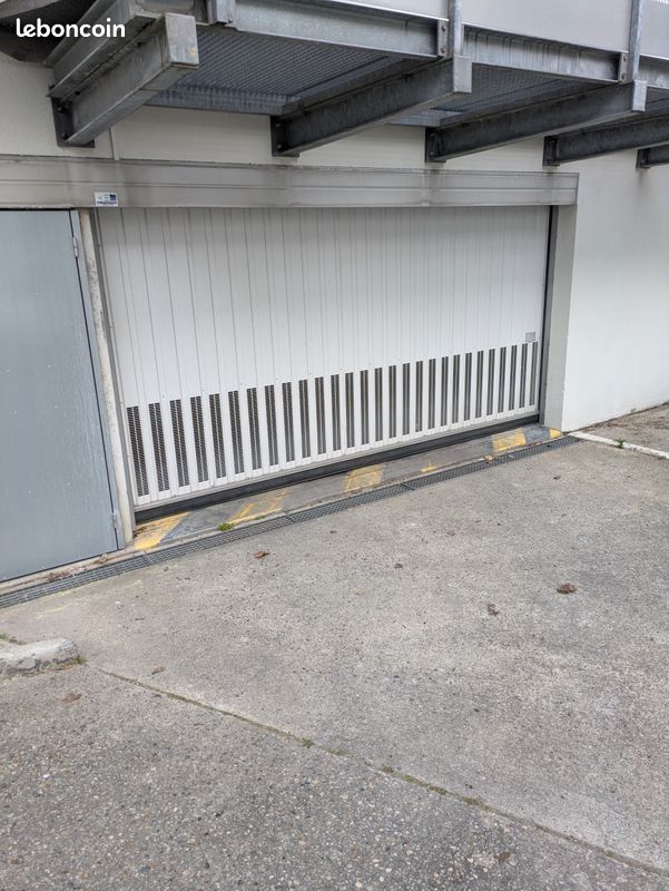 Parking libre entre Bergonié et nansouty · à Bordeaux · 28 000 €