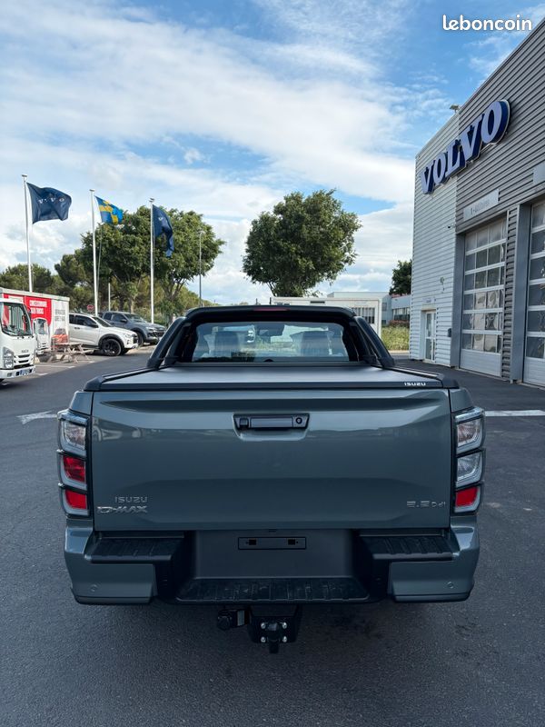 NEW ISUZU D-MAX NITRO SPORT SPACE 2.2L A/T 8 Rapports (image 6)