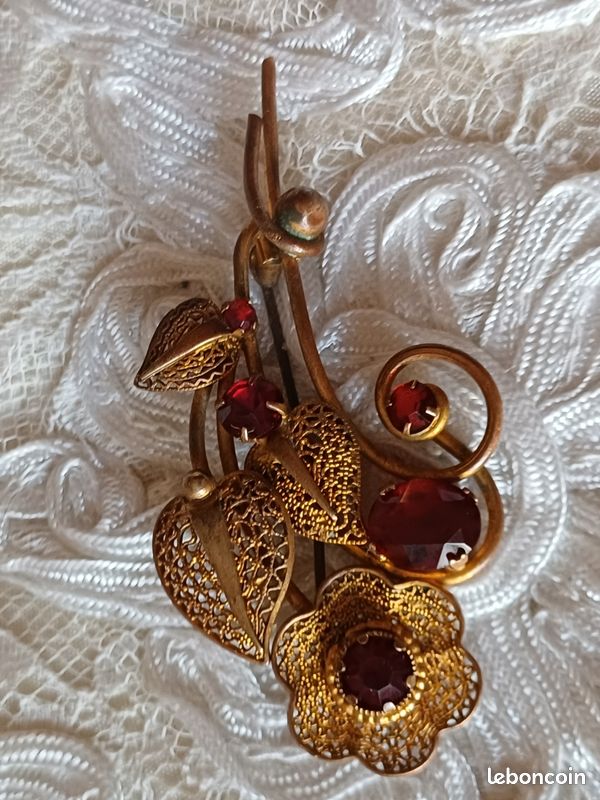 VINTAGE 1940-s Grande BROCHE florale en étain avec strass rouge foncé - France
