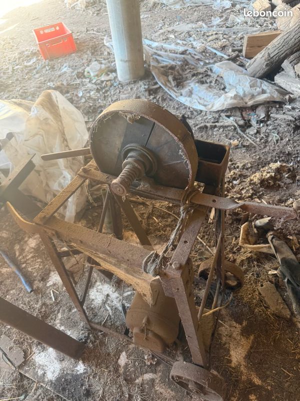 Roue pour aiguiser à l'ancienne sur pied (image 1)