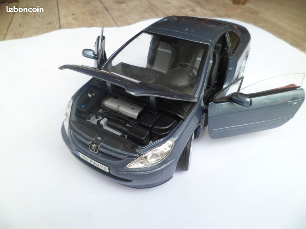 Peugeot 307 Sedan 2004 Bleue - PAUDI MODEL 1/18, Série Limitée STREET