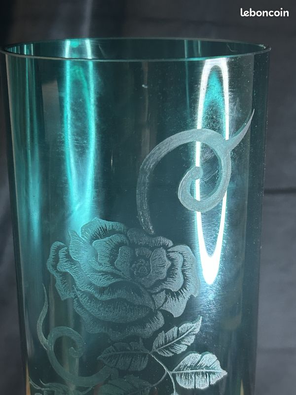 Vase rouleau en cristal de Bohème vert gravé rose dépolie 27 cm (image 2)