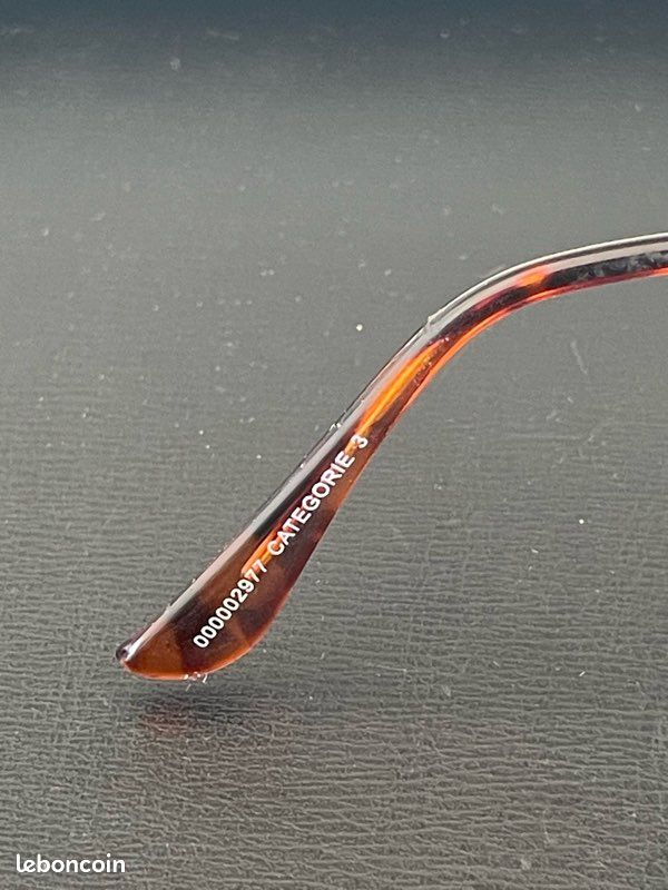 Une paire de lunettes de soleil (image 5)