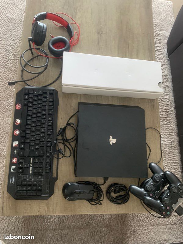 Playstation 4 Slim (image 1)