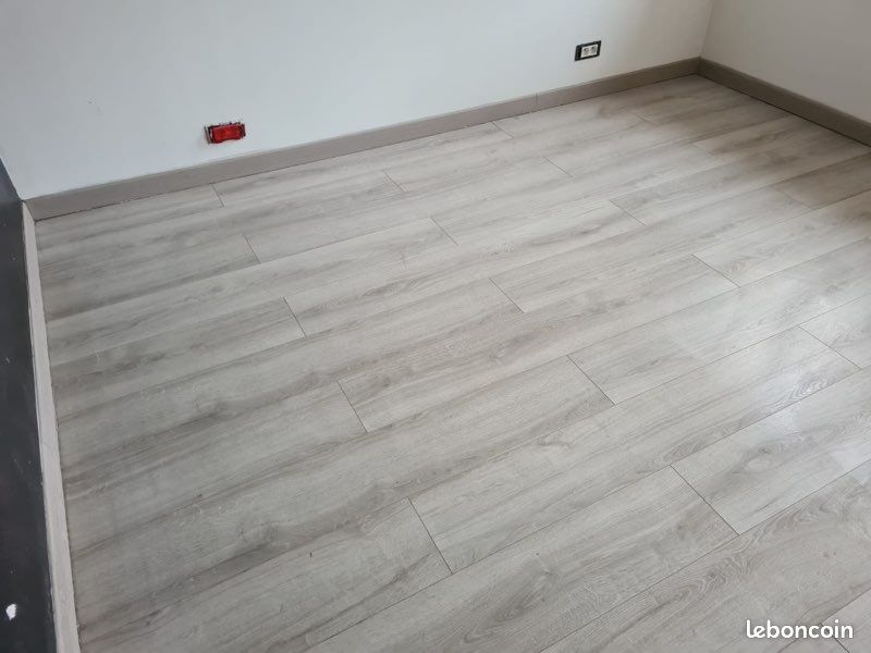 Parquet stratifié grisé (image 2)