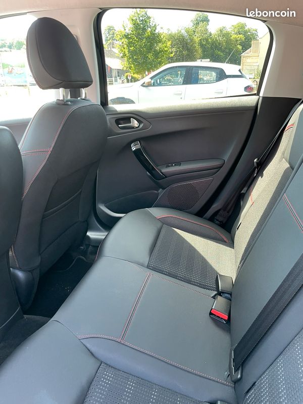 Peugeot 208 GT line 1,2l noire année 2018 - 27 296 km (image 4)
