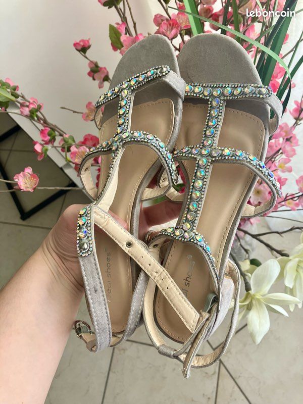 Chaussures à petits talons avec strass T.40 (image 6)