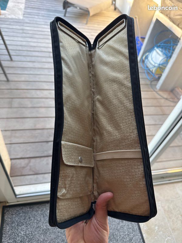 Porte-cravate En Cuir Noir Jos A. Bank – Élégant Et Pratique Pour Vos Voyages
