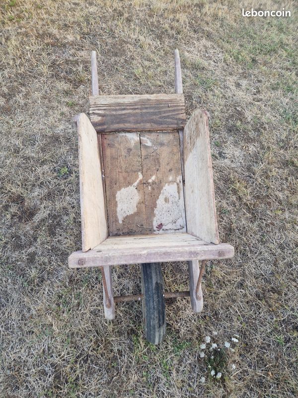 Brouette ancienne en bois (image 2)