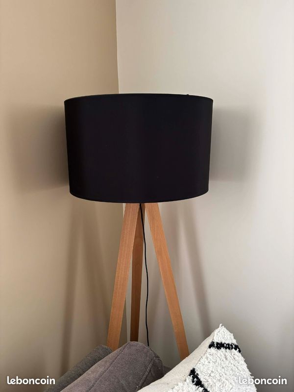 Lampadaire trépied (image 1)