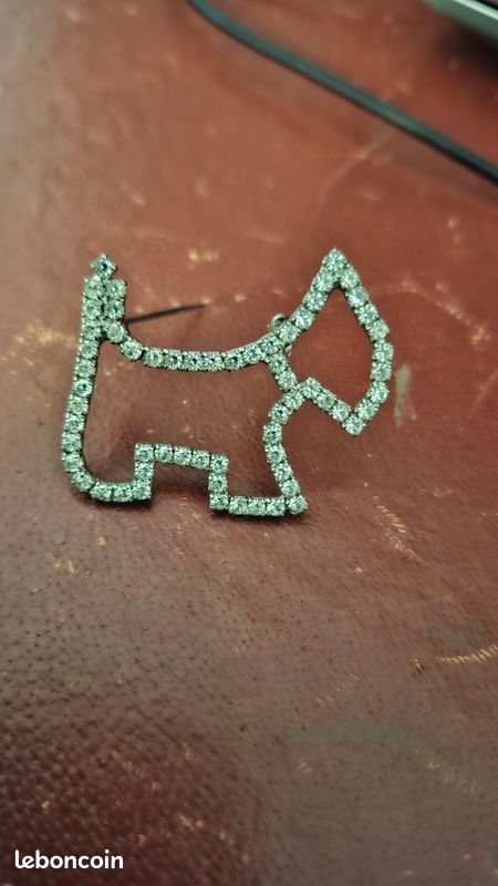 Broche Agatha Scottish Terrier En Métal Doré Et Strass - Ancienne, France, Avec Pochette