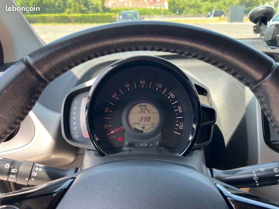 TOYOTA AYGO 1.0 VVTI 70 *RIEN A PREVOIR - MOTEUR A CHAINE - CAMERA DE RECUL - CLIMATISATIOn (image 11)