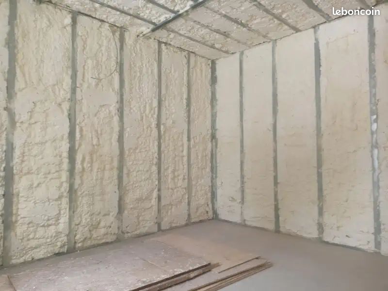 Entreprise RGE d'isolation par mousse polyuréthane projetée - Expansive - Travaux de projection d'isolant en construction et rénovation sur bois, tôle, béton, brique, osb, placo, chape et maçonnerie (image 3)
